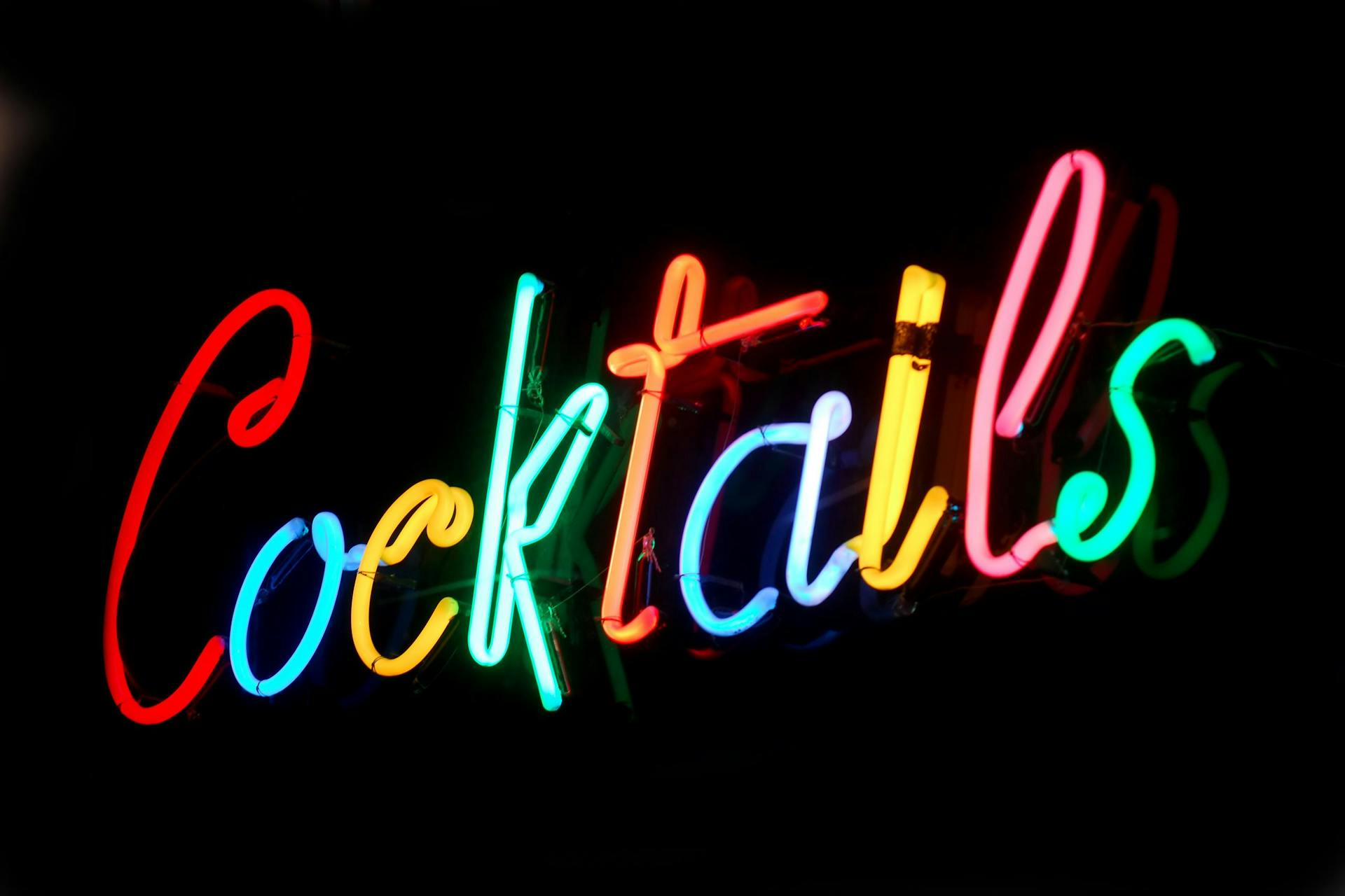FROM RETRO CLOTHING TO BRIGHT NEON SIGNS: YOUNG PEOPLE REDISCOVER THE CHARM OF VINTAGE 